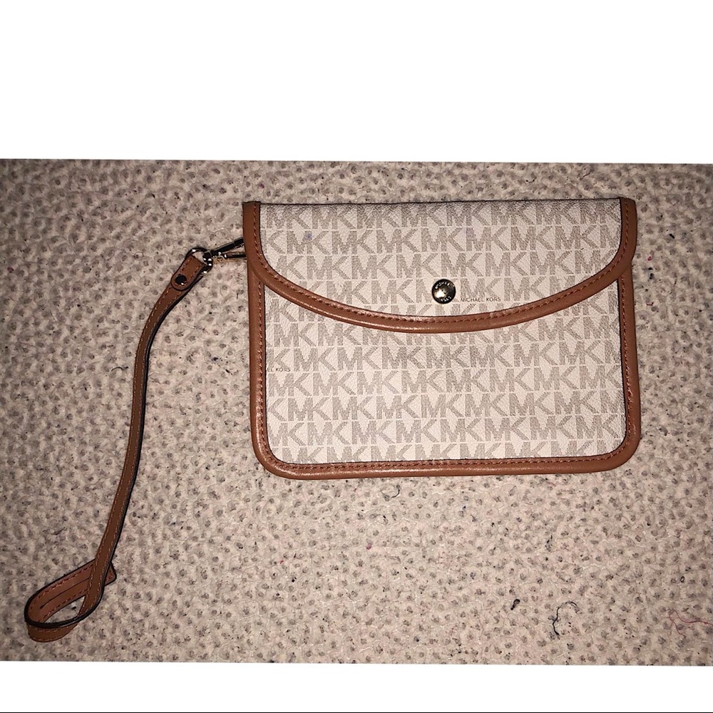 💕😍❤️MAKE AN OFFER! MICHAEL KORS LOGO WRISTLET/POUCH❤️😍💕 - Picture 1 of 5